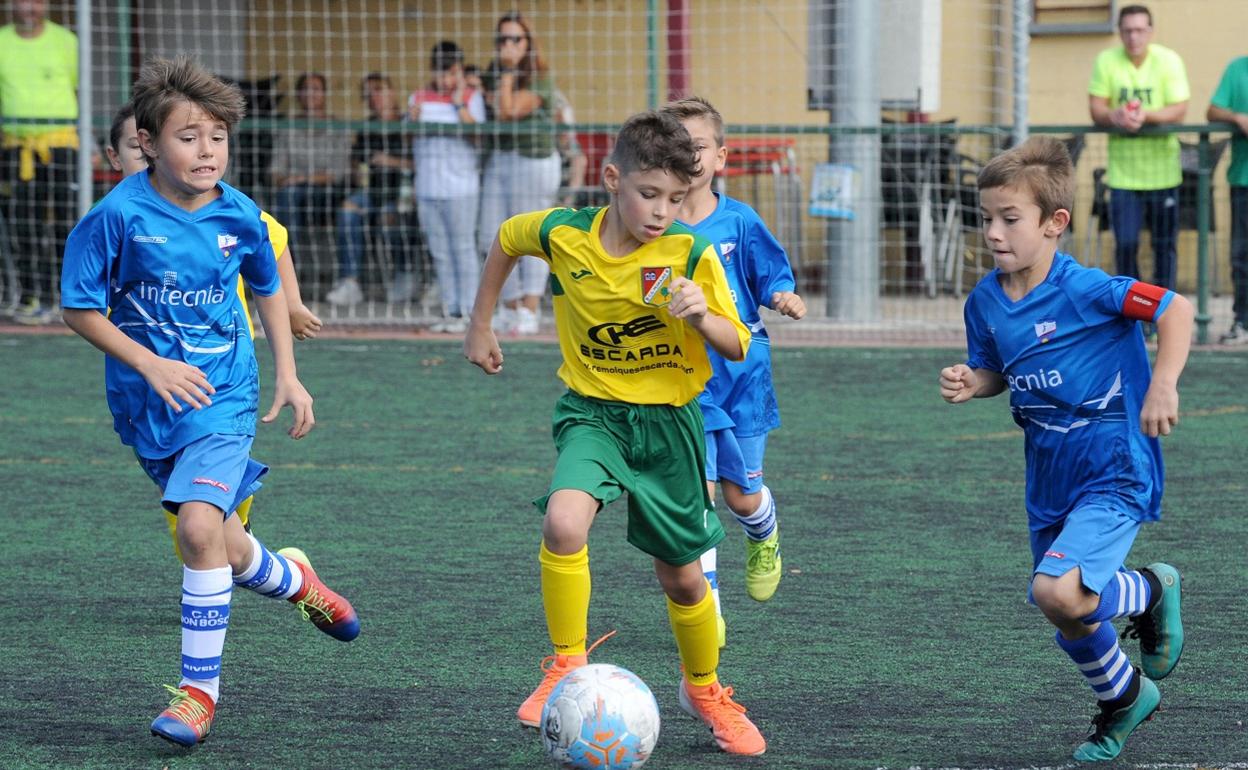 El jugador del Pedrajas es perseguido por varios rivales. 