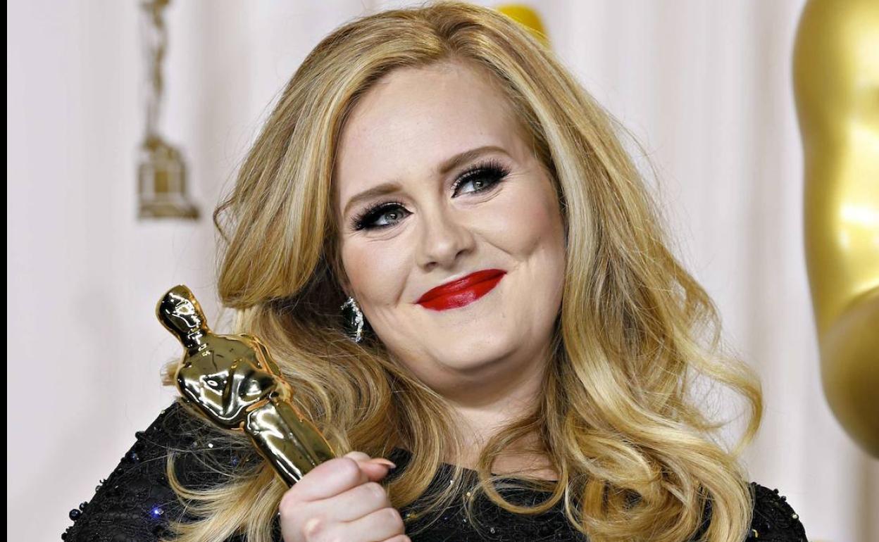 La cantante Adele, con el Óscar que ganó en 2013.