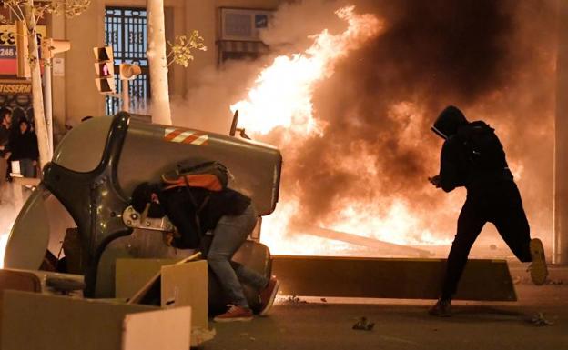 Tercera noche de fuego y barricadas