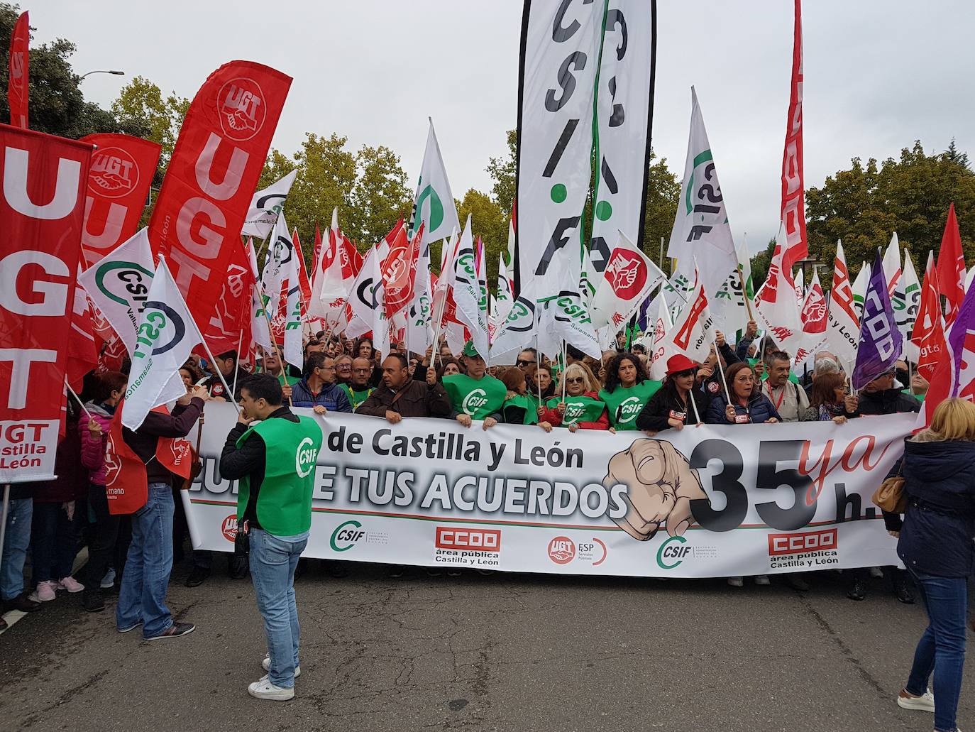 Los manifestantes, convocados de forma conjunta por CC OO, UGT y CSIF y detrás de una pancarta en la que se podía leer: 'Cumple tus acuerdos. Junta' recorrieron la plaza de Castilla y León para después concentrarse en la calle Santiago Alba de Valladolid.