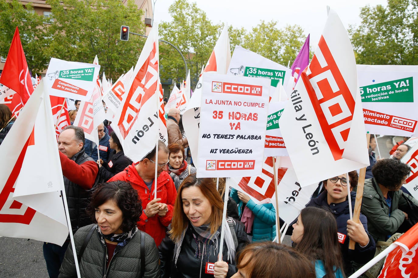 Los manifestantes, convocados de forma conjunta por CC OO, UGT y CSIF y detrás de una pancarta en la que se podía leer: 'Cumple tus acuerdos. Junta' recorrieron la plaza de Castilla y León para después concentrarse en la calle Santiago Alba de Valladolid.