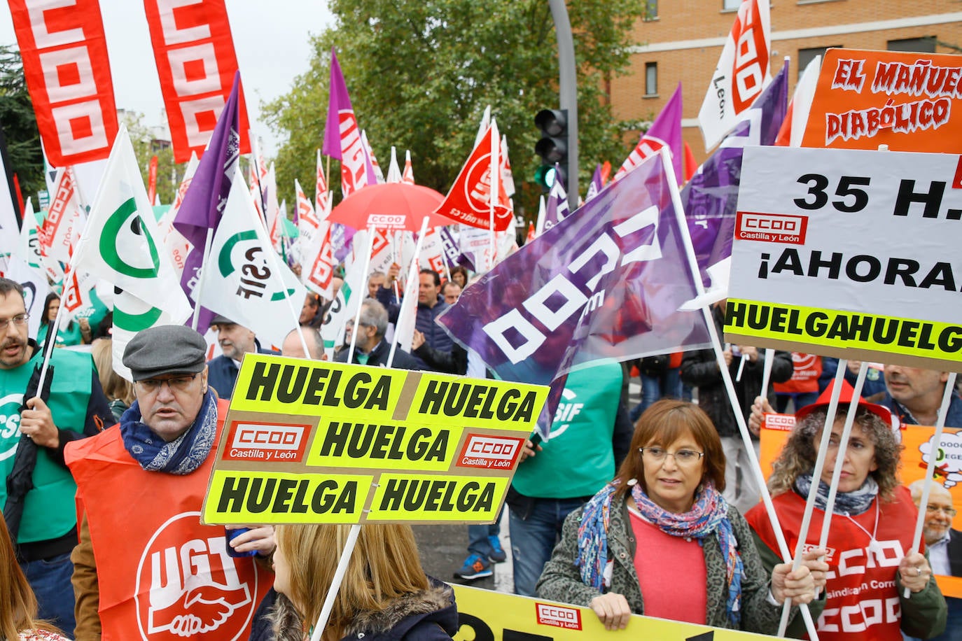 Los manifestantes, convocados de forma conjunta por CC OO, UGT y CSIF y detrás de una pancarta en la que se podía leer: 'Cumple tus acuerdos. Junta' recorrieron la plaza de Castilla y León para después concentrarse en la calle Santiago Alba de Valladolid.