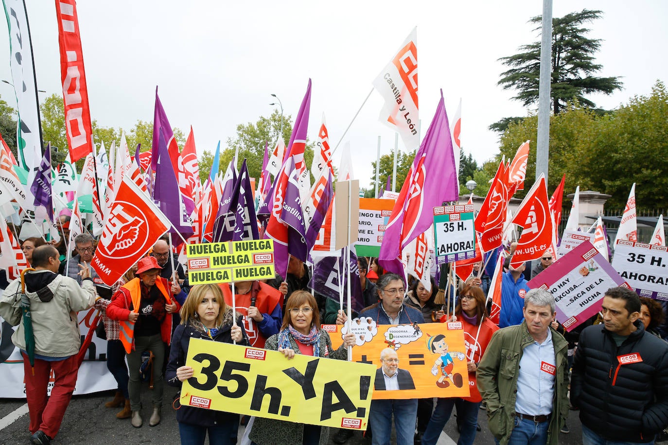 Los manifestantes, convocados de forma conjunta por CC OO, UGT y CSIF y detrás de una pancarta en la que se podía leer: 'Cumple tus acuerdos. Junta' recorrieron la plaza de Castilla y León para después concentrarse en la calle Santiago Alba de Valladolid.