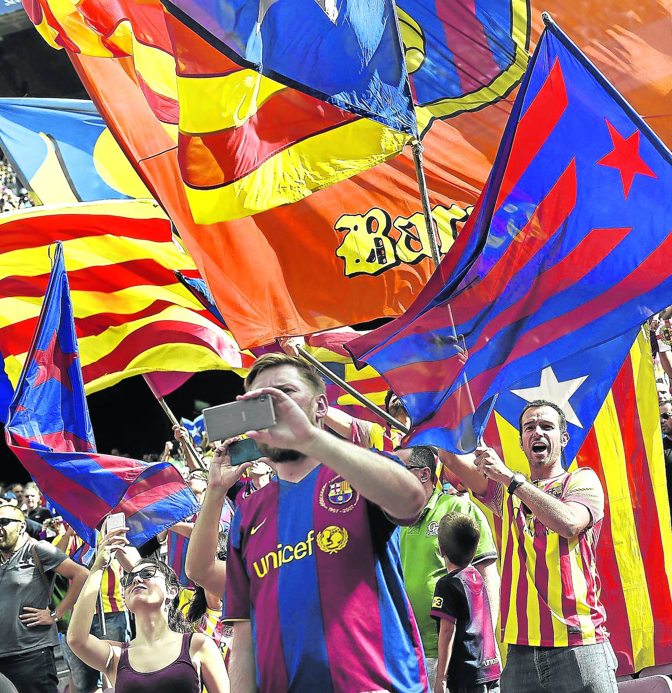 Aficionados del Barcelona, con una bandera catalana secesionista.