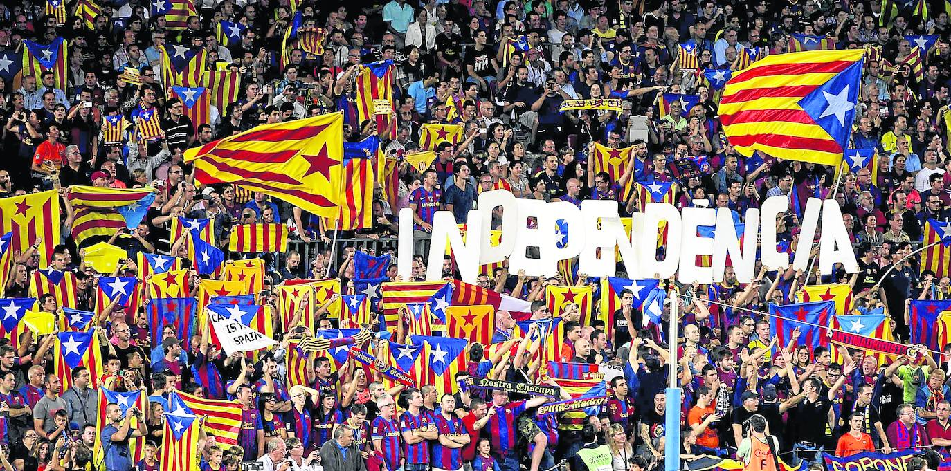 Hinchada barcelonista con un cartel en favor de la independencia.