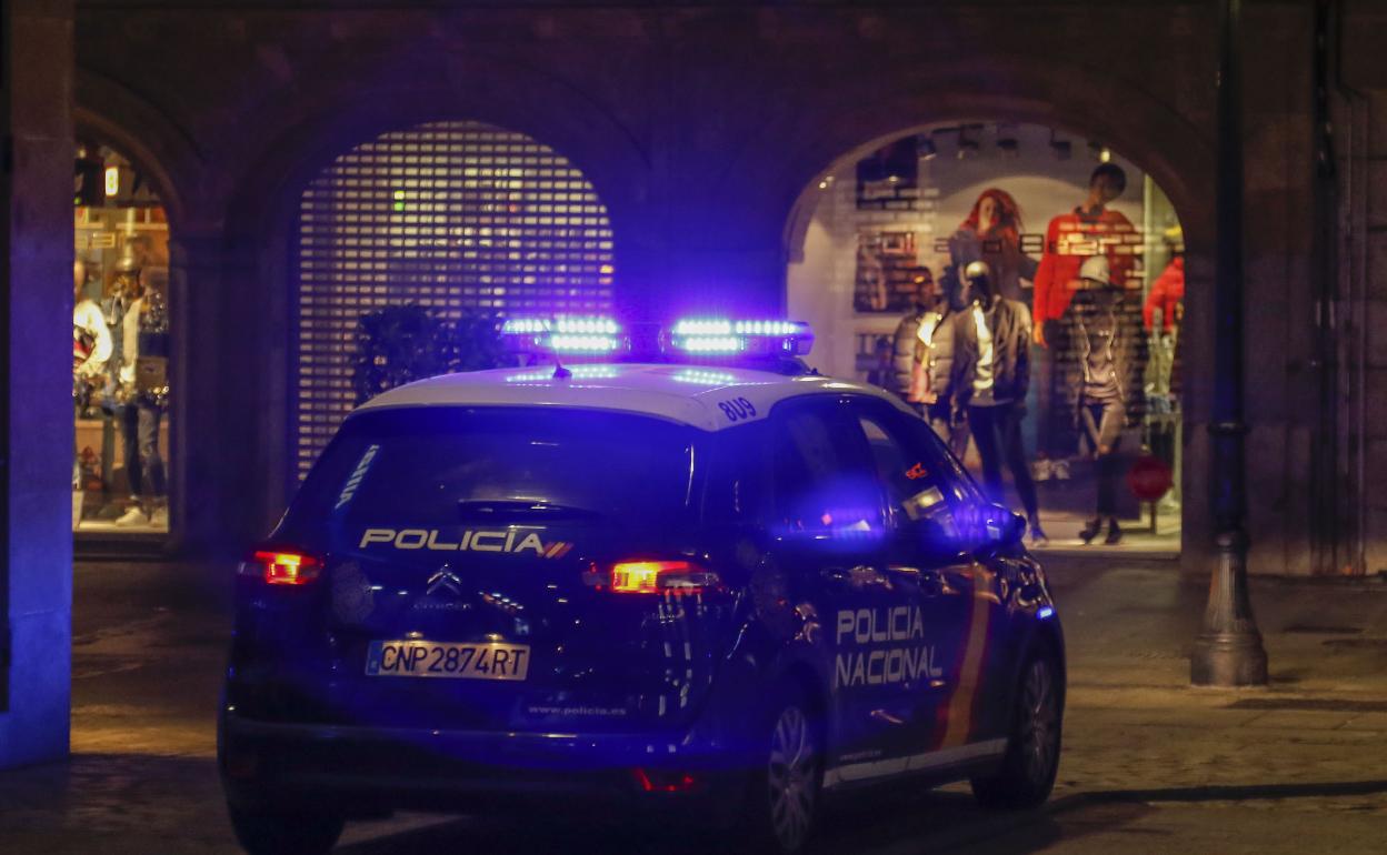 Un coche de la Policia Nacional en el centro dela ciudad.