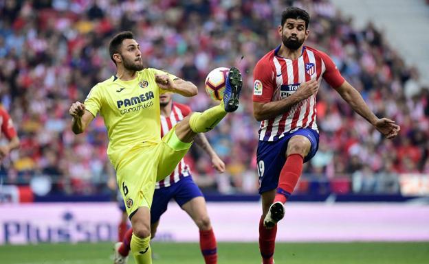 Víctor Ruiz y Diego Costa disputan un balón durante el Atlético-Villarreal de la pasada temporada. 