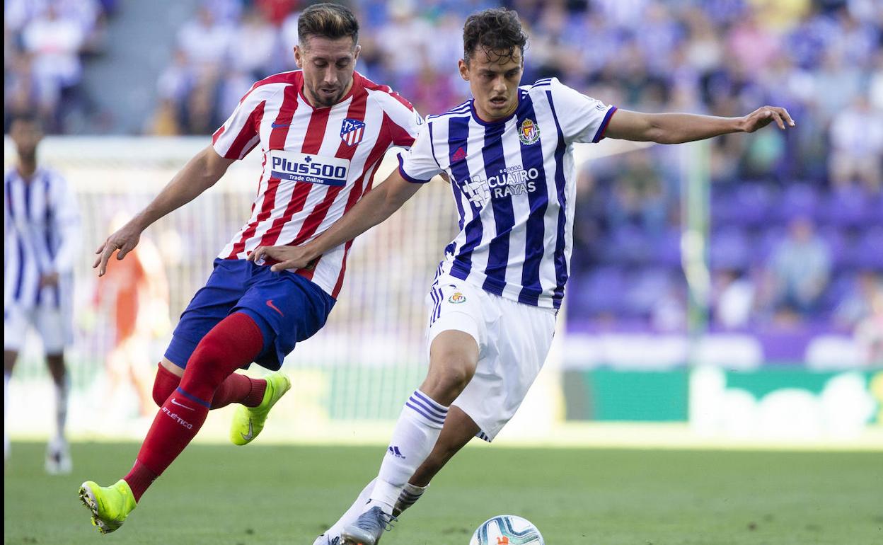 Ünal protege el balón ante la presencia de Herrera, del Atlético de Madrid. 