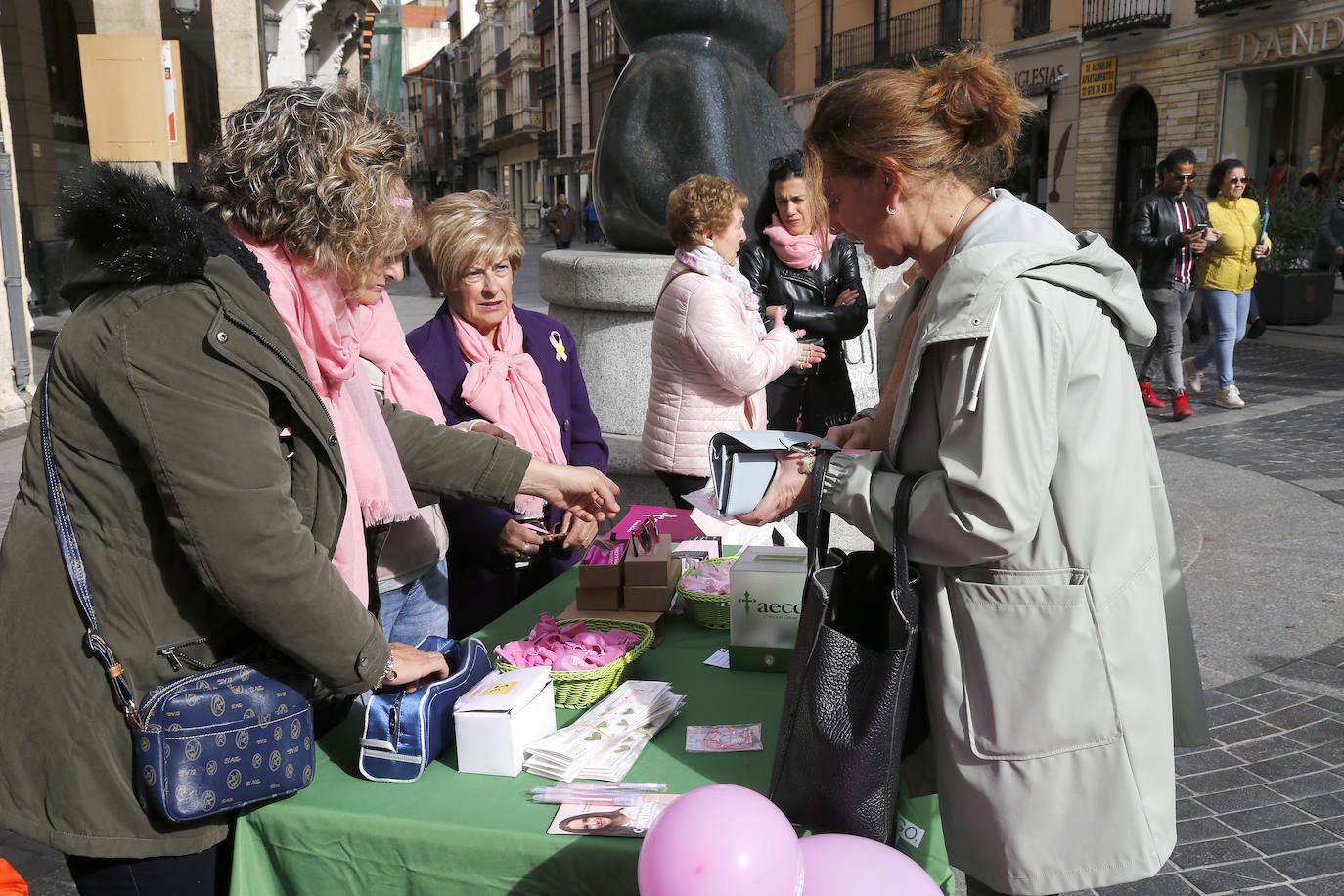 Mesa informativa en la Calle Mayor de Palencia en el Día contra el Cáncer.
