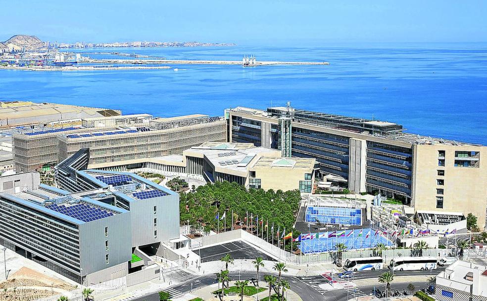 Los edificios de la agencia europea, con vistas al Mediterráneo y al puerto de Alicante. 