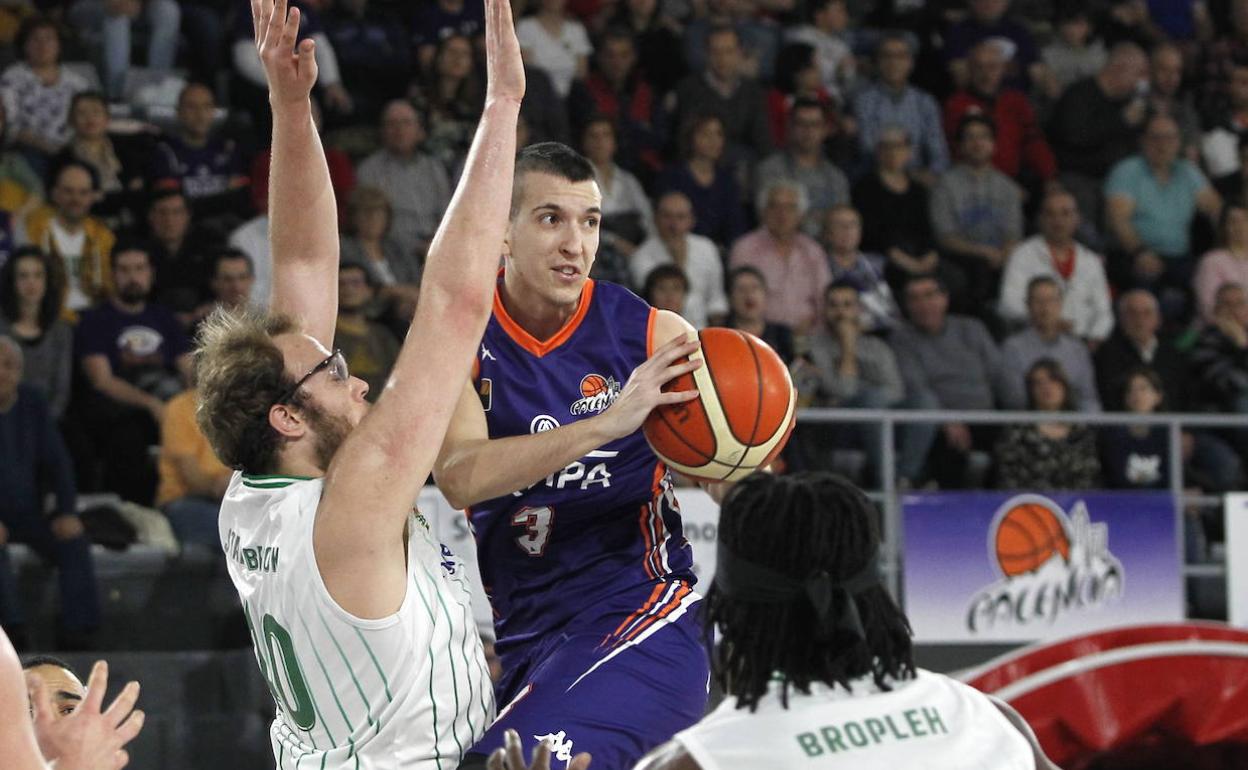 Stainbrook y Bropleh, con la camiseta del Betis, juegan esta campaña en Palma. 