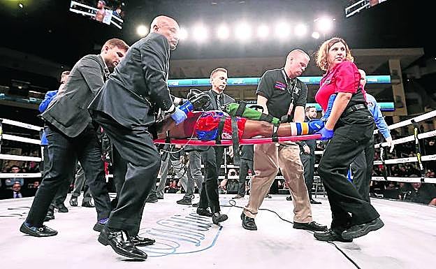 El boxeador salió del ring en camilla.
