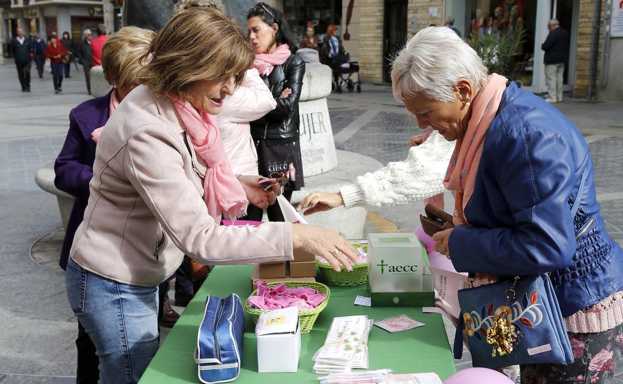 Mesa informativa con motivo del Día del Cáncer de Mama en la Calle Mayor de Palencia. 