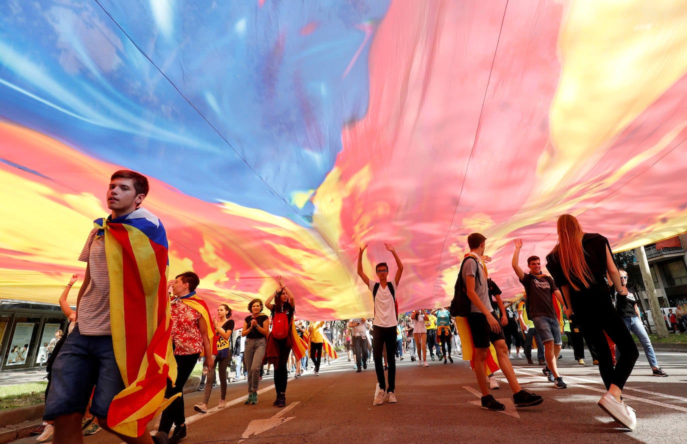 Los manifestantes bajo una bandera.