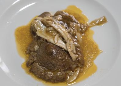 Imagen secundaria 1 - Distintas recetas micológicas del restaurante zamorano: con ciervo, con pimentón, o el postre de bizcocho con harina de boletus y helado de 'cucurriles'. 