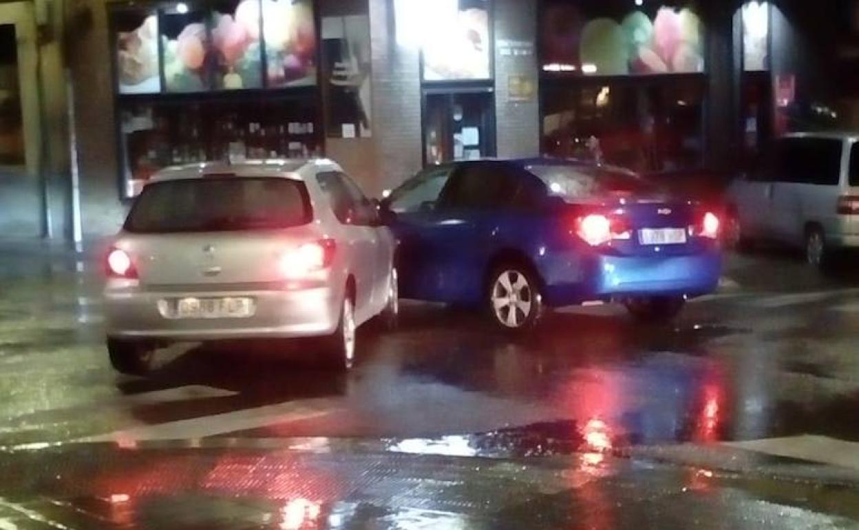 Los dos vehículos implicados, en el cruce.