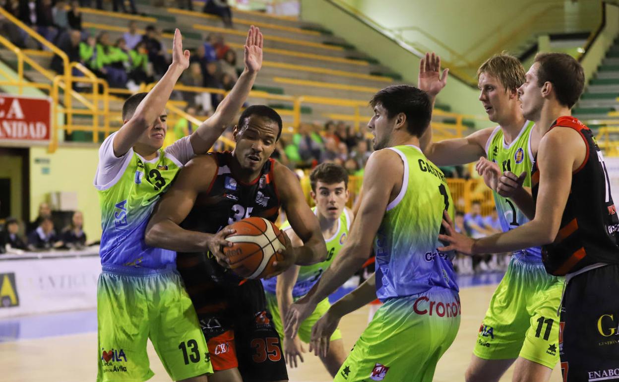 Moore, rodeado de jugadores del Ávila Auténtica. 