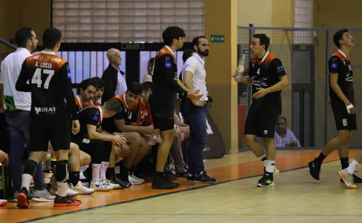 Lorasque, en el centro, durante el último partido en casa. 
