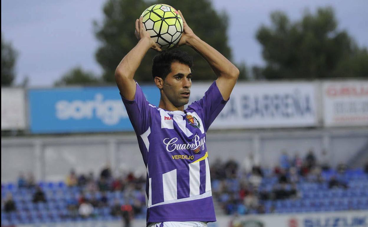 Javi Moyano se dispone a lanzar un saque de banda. 