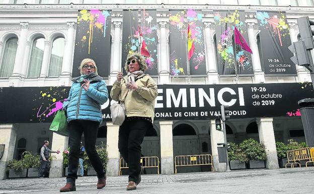 Fachada del Teatro Calderón con la cartelería de la Seminci. 