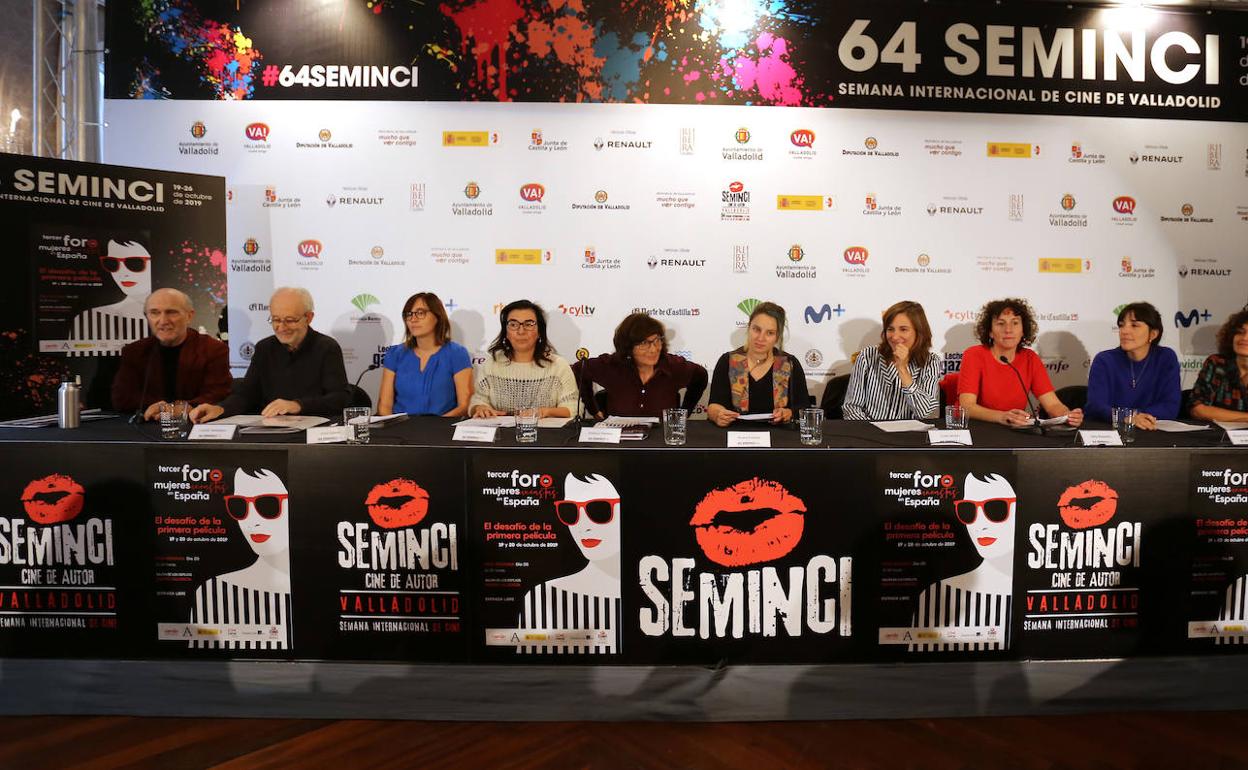 Participantes de la mesa redonda 'El desafío de la primera película' de la 64ª Semana Internacional de Cine de Valladolid.