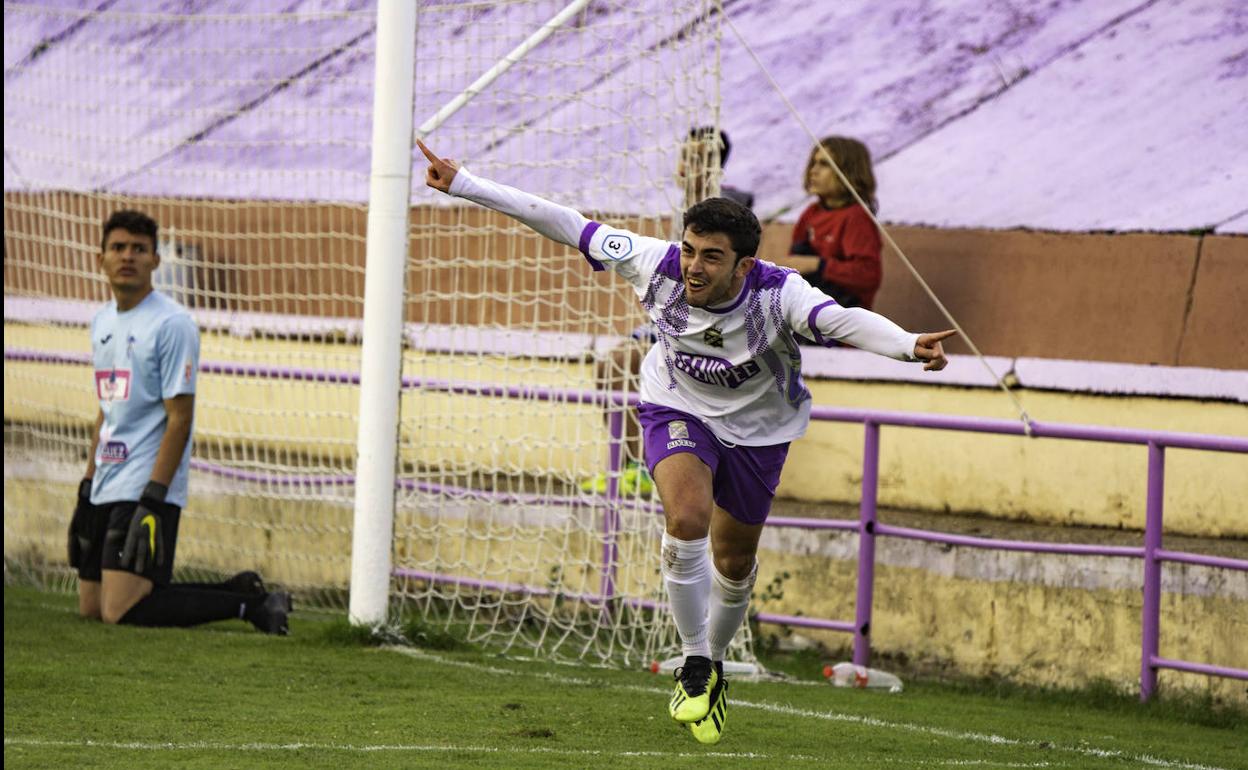 David Martín celebra uno de sus goles, que culminaron la remontada del Becerril. 