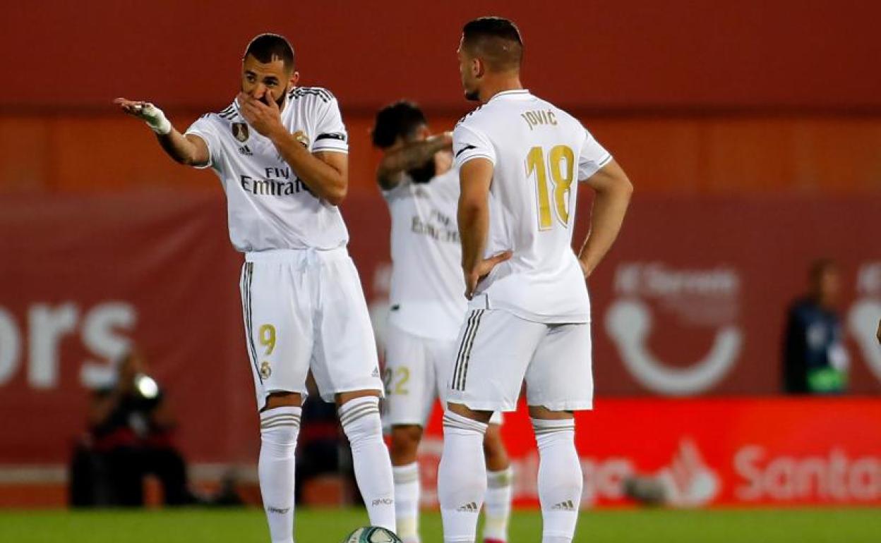 Benzema habla con Jovic durante el partido que midió al Real Madrid con el Mallorca. 