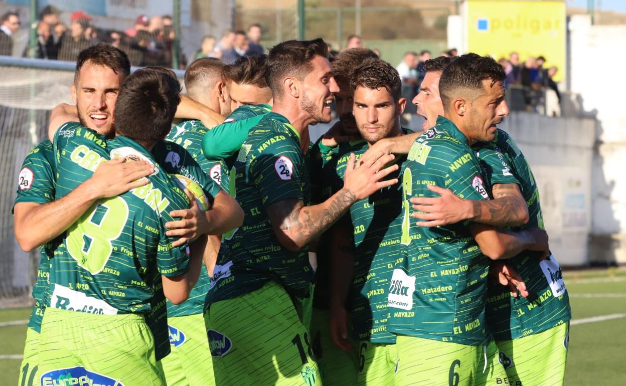 Los jugadores del CDGuijuelo celebran su gol en el derbi. 