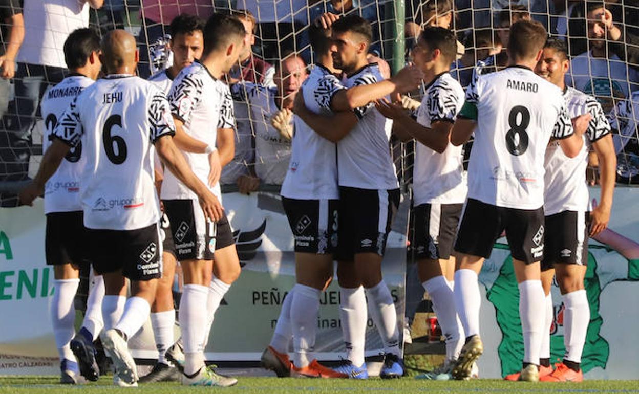 Los jugadores del Salamanca CFUDScelebran un gol en el derbi en Guijuelo.