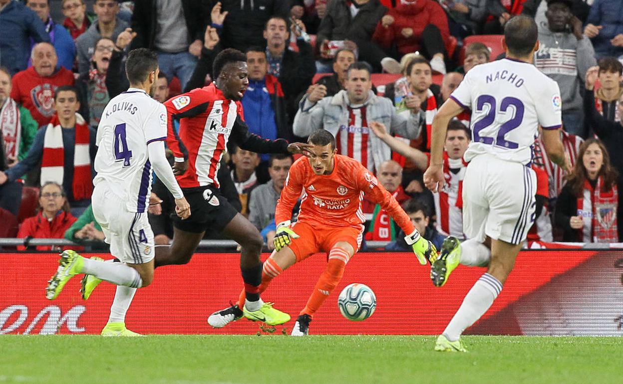 Iñaki Williams se lleva la pelota delante de Masip en el gol de Athletic Club.