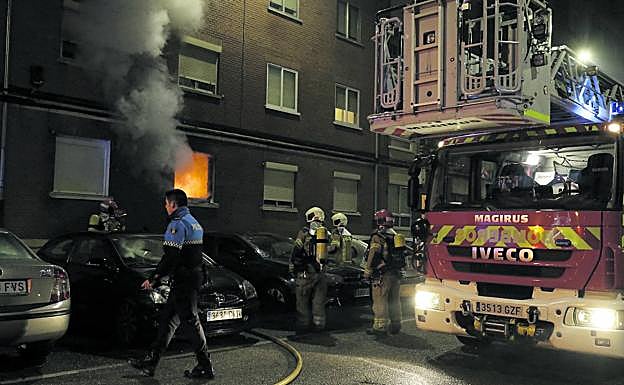 Un momento de la intervención de los bomberos. 