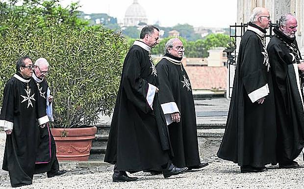 Miembros de la Orden de Malta se reúnen en su sede romana. 