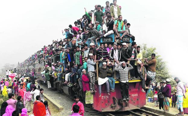 Un tren sobrecargado se dirige a una festividad religiosa en la India, país que pronto se convertirá en el más poblado del mundo.