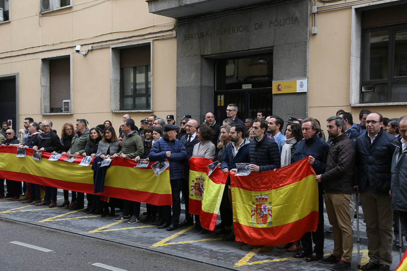 Decenas de personas han apoyado a los agentes de la Policía Nacional que intervienen en Cataluña. 