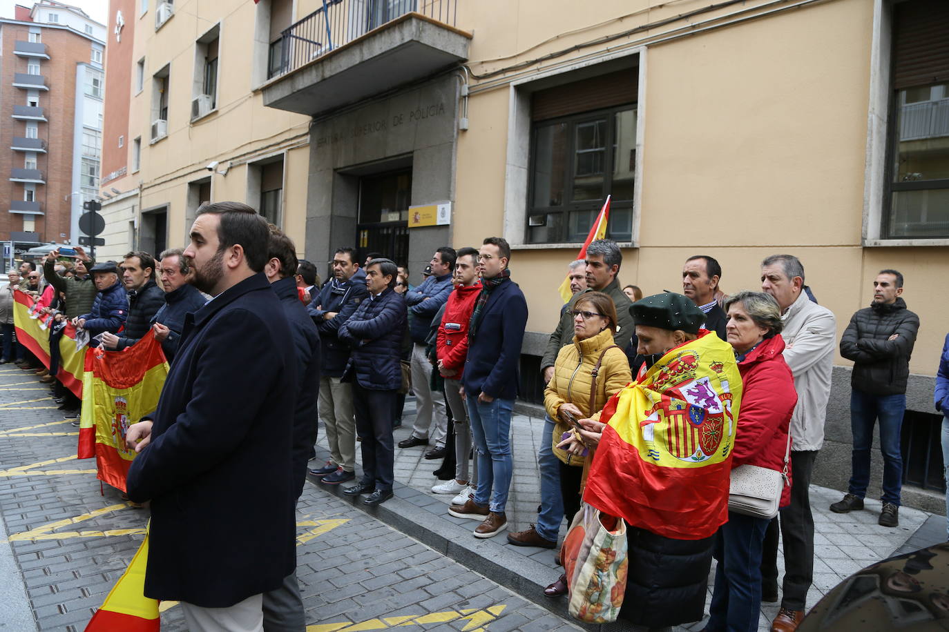 Decenas de personas han apoyado a los agentes de la Policía Nacional que intervienen en Cataluña. 