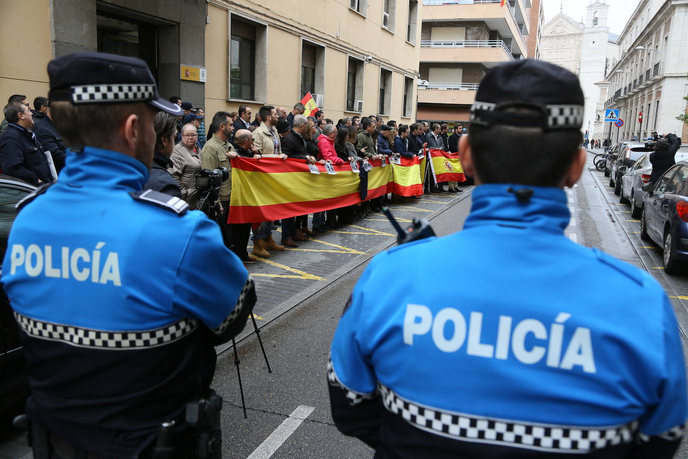 Decenas de personas han apoyado a los agentes de la Policía Nacional que intervienen en Cataluña. 
