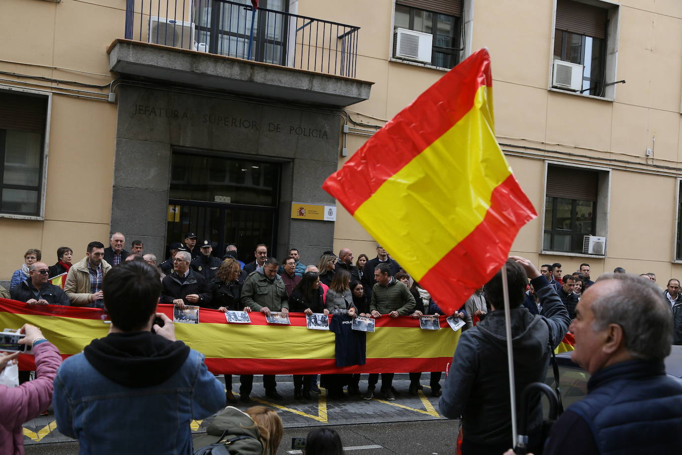 Decenas de personas han apoyado a los agentes de la Policía Nacional que intervienen en Cataluña. 