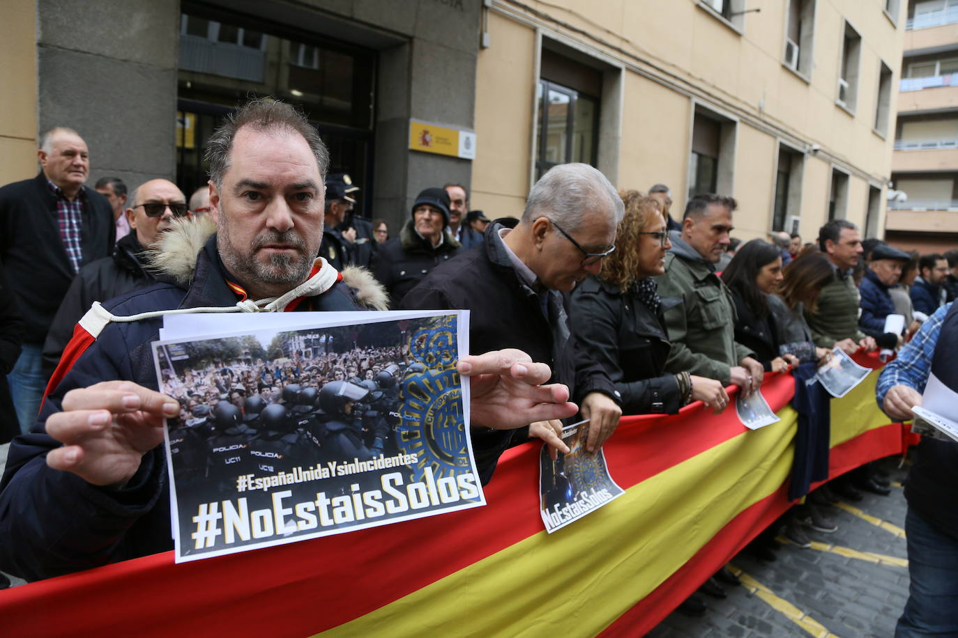 Decenas de personas han apoyado a los agentes de la Policía Nacional que intervienen en Cataluña. 