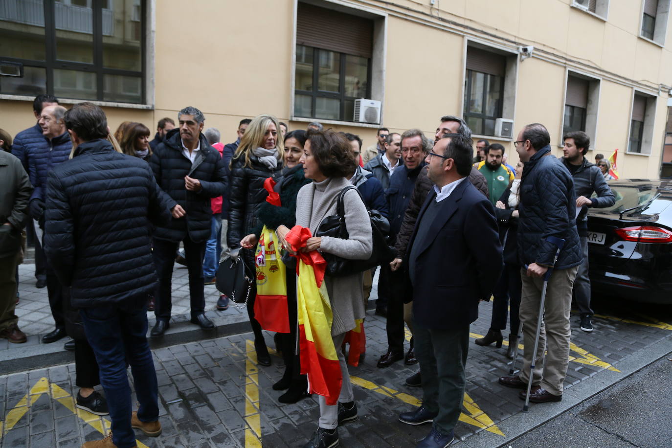 Decenas de personas han apoyado a los agentes de la Policía Nacional que intervienen en Cataluña. 