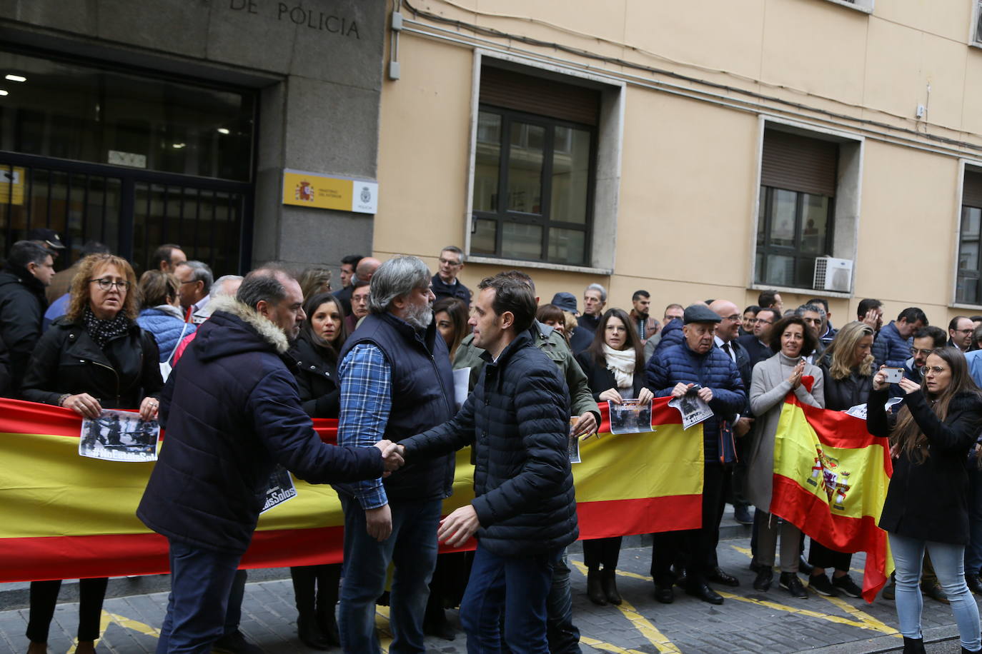 Decenas de personas han apoyado a los agentes de la Policía Nacional que intervienen en Cataluña. 