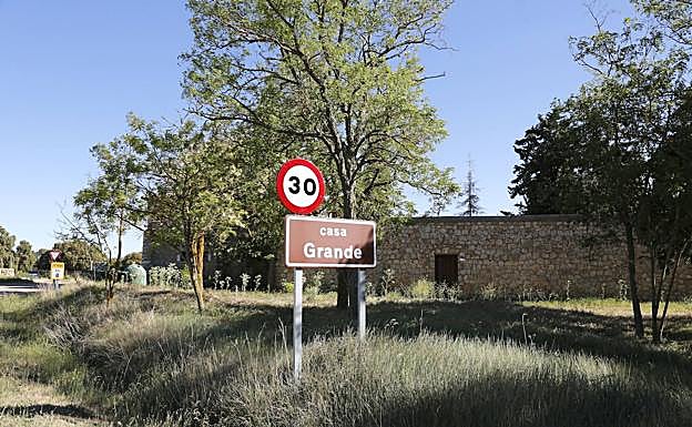 Accesos a la Casa Grande desde la carretera. 