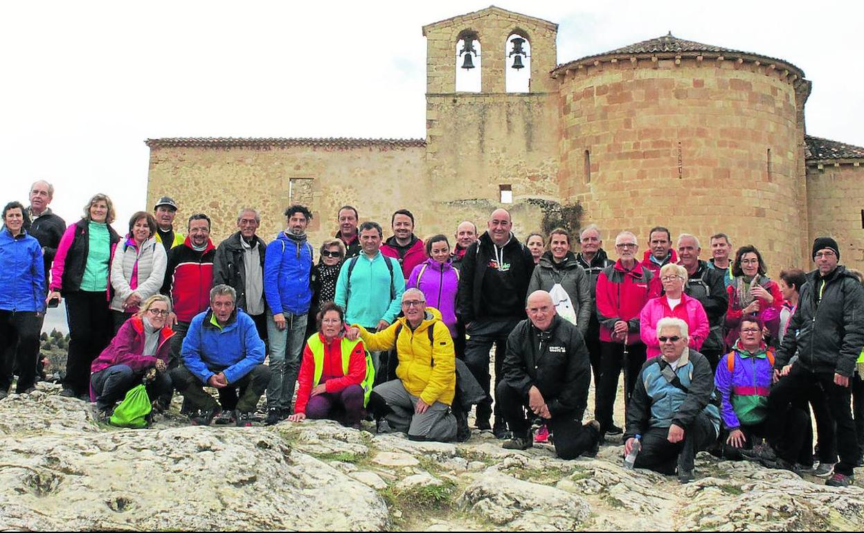 Algunos de los participantes en la marcha, con el presidente de la Diputación (en el centro), delante de la ermita de San Frutos. 