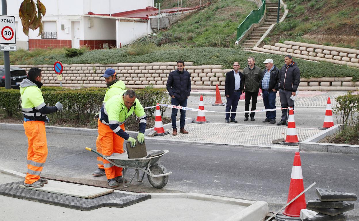 El concejal, técnicos y vecinos comprueban el estado de la calle.