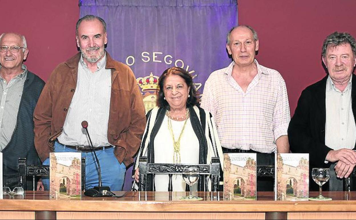 Varios integrantes del NuevoMester de Juglaría estuvieron en la presentación del libro. 