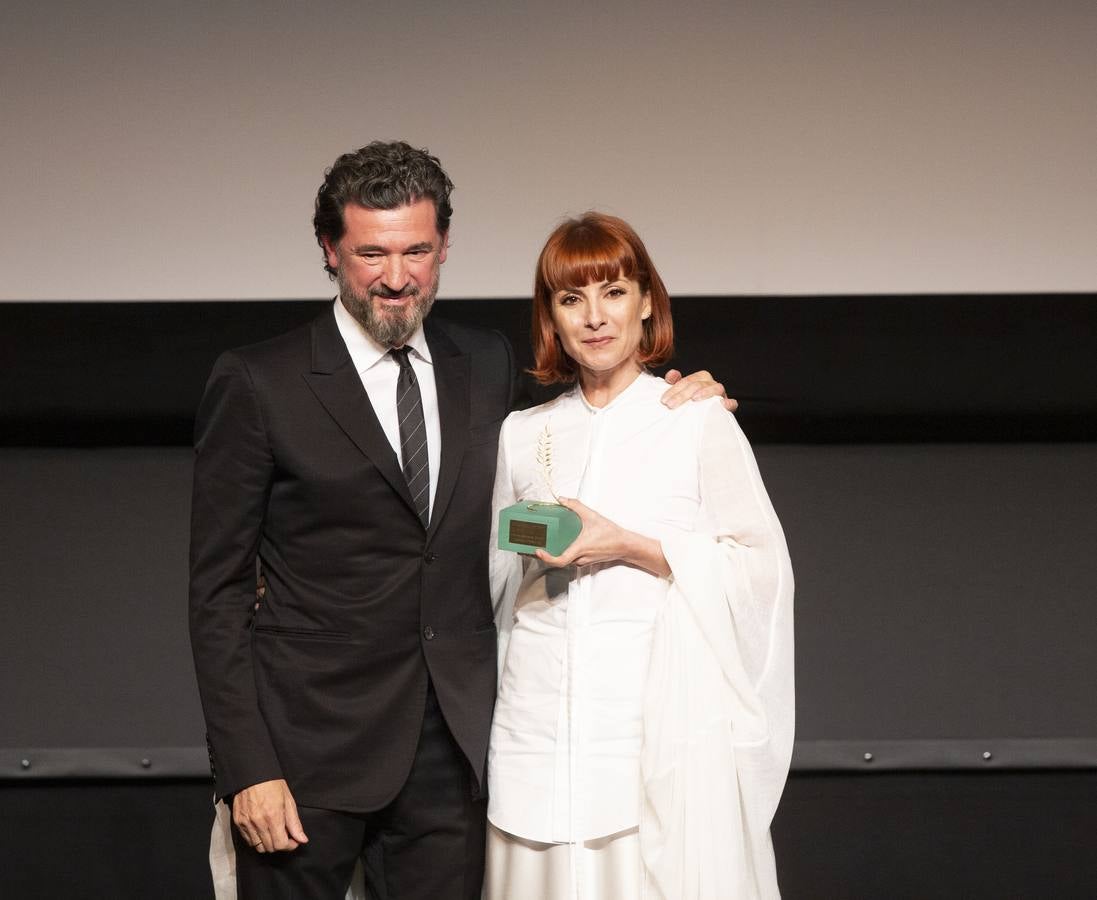 Alejandro Amenábar, Najwa Nimri, Luis San Narciso, Pedro Olea y el director del programa 'El séptimo vicio', Javier Tolentino, reciben el homenaje del festival