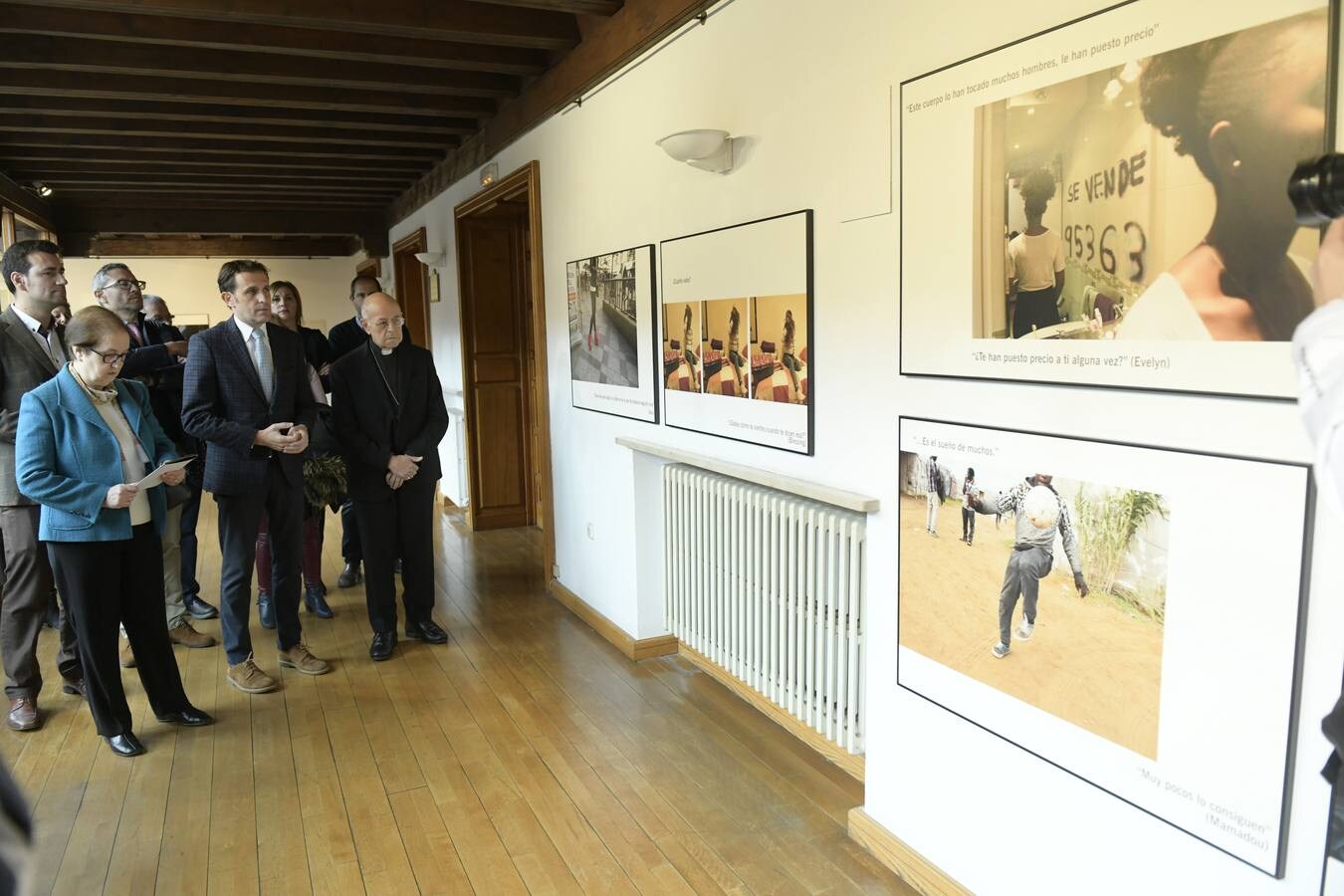 El presidente de la Diputación, Conrado Íscar, y el arzobispo de Valladolid, Ricardo Blázquez, presentan la exposición 'Punto y seguimos. La vida puede más' instalada en el Palacio Pimentel de Valladolid.