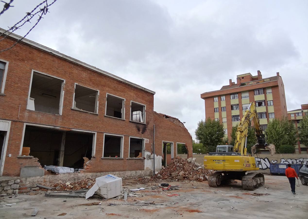 Valladolid. Labores de derribo del edificio de Bombones Uña, en la carretera de Burgos, en el que se edificarán viviendas.