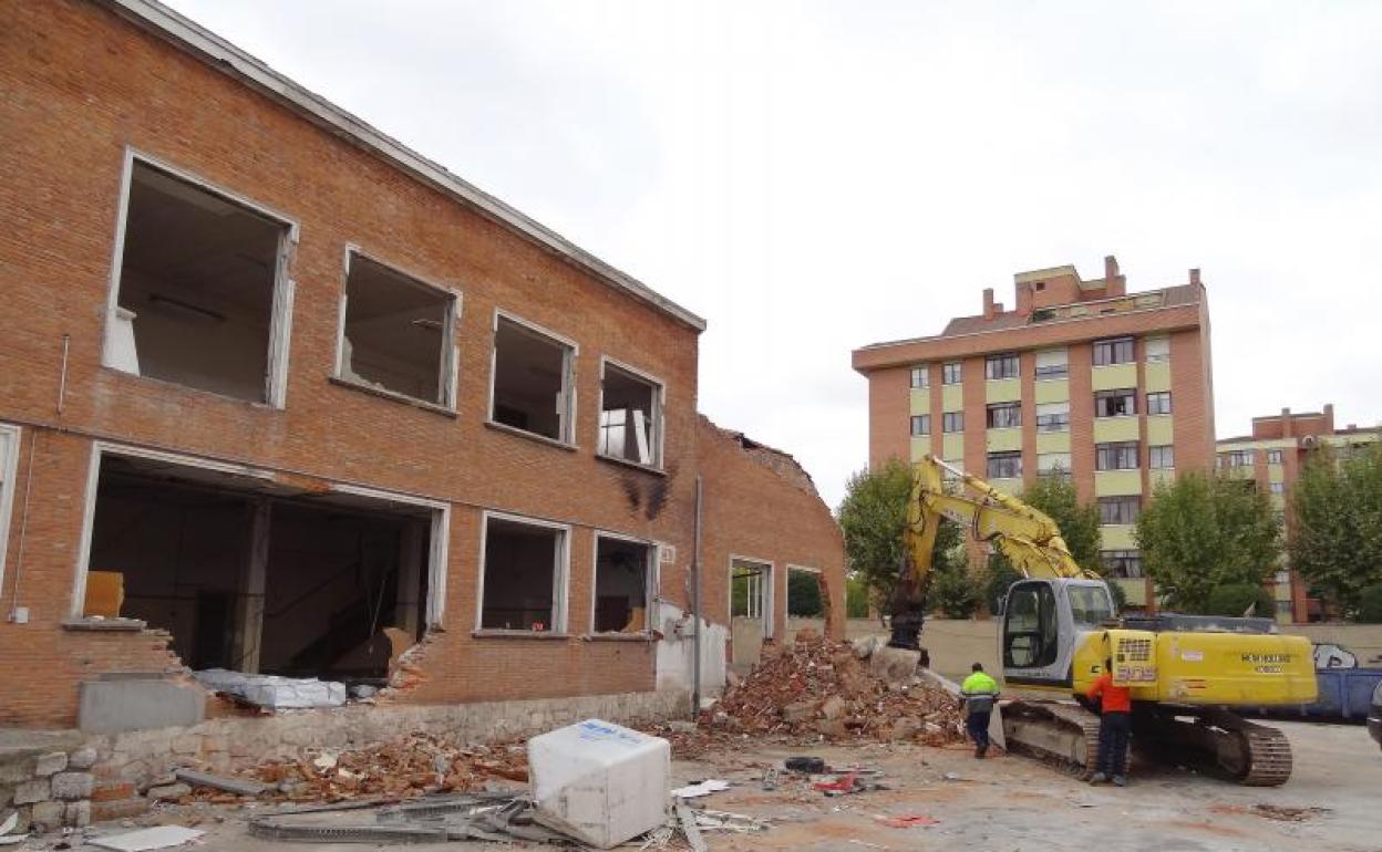 La máquina trabaja en la demolición de la fábrica de Bombones Uña en la carretera de Burgos. 