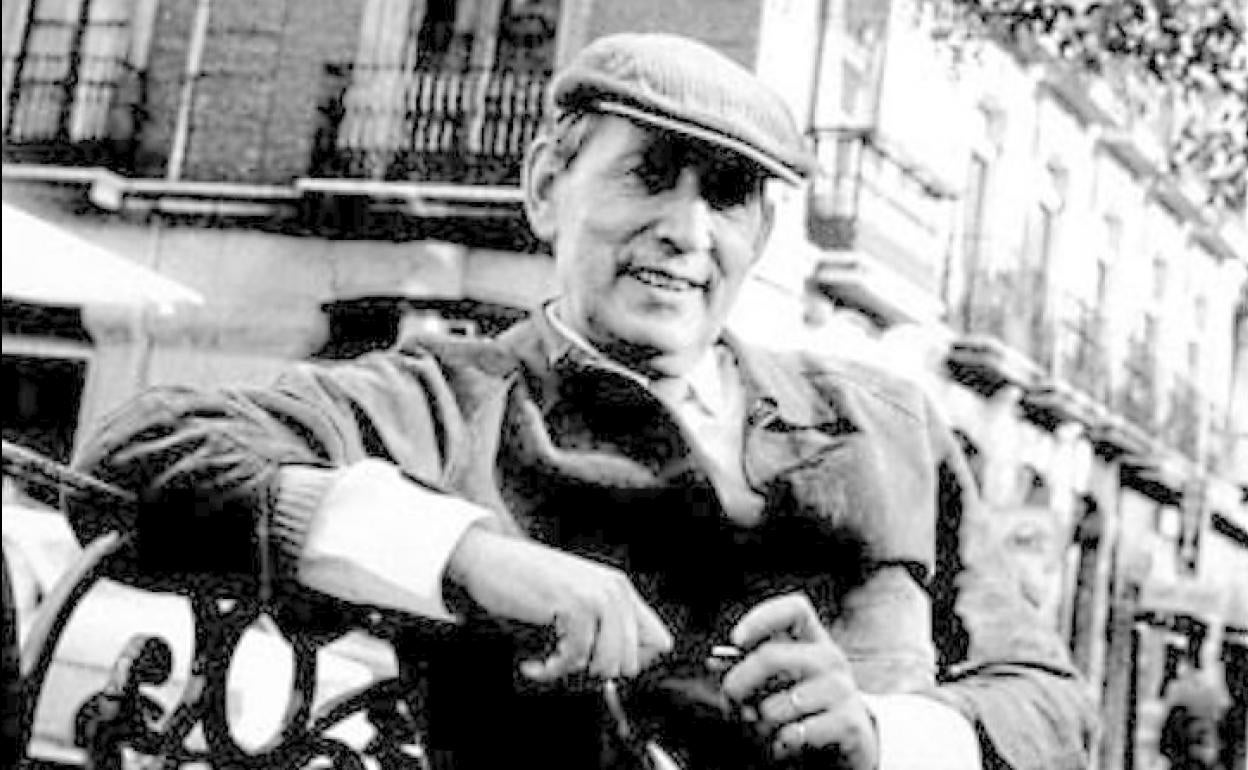 Las calles de Valladolid fueron escenario de los cotidianos paseos urbanos de Delibes, en muchos de los cuales se hizo acompañar del autor de este artículo.