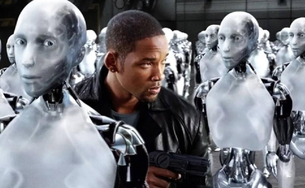 Will Smith, rodeado de humanoides en la película 'Yo robot'.